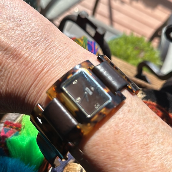 Michael Kors tortoise w brown leather band watch. Vintage. Brand new battery!! - Picture 12 of 16